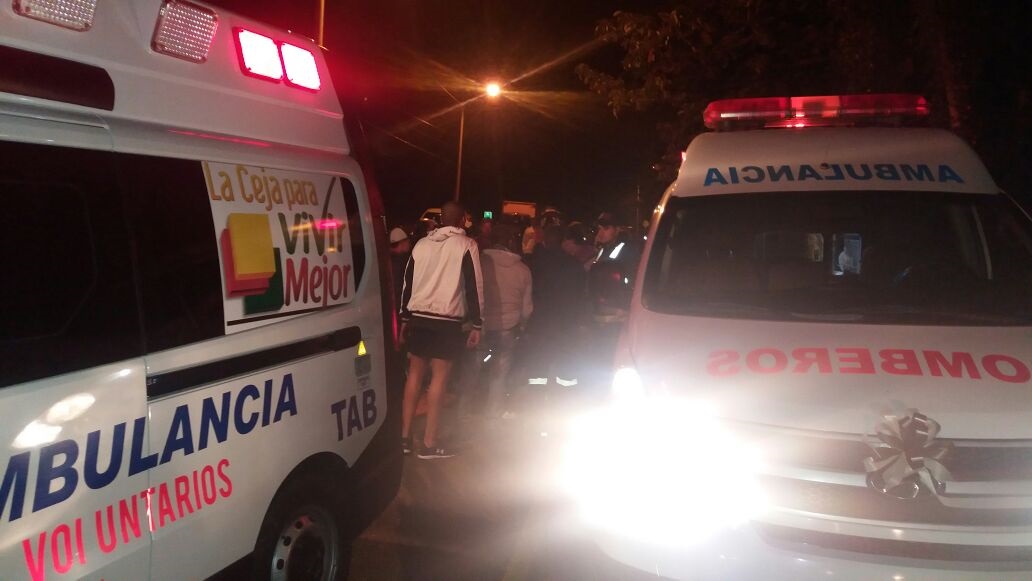 Dos heridos graves por accidente en la vía La Ceja – La Unión