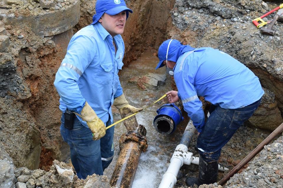 Por rompimiento en tubo madre, suspenden servicio de agua en algunos sectores de La Ceja
