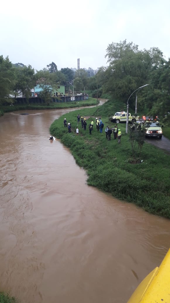 Hombre perdió la vida al caer al Rio Negro en su vehículo