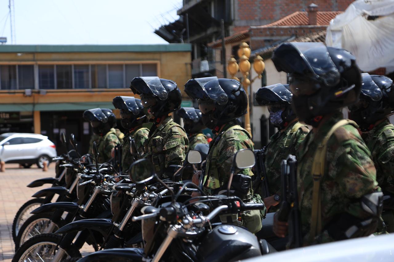 Con 5 motos y una camioneta fortalecen parque automotor del Ejército en El Carmen