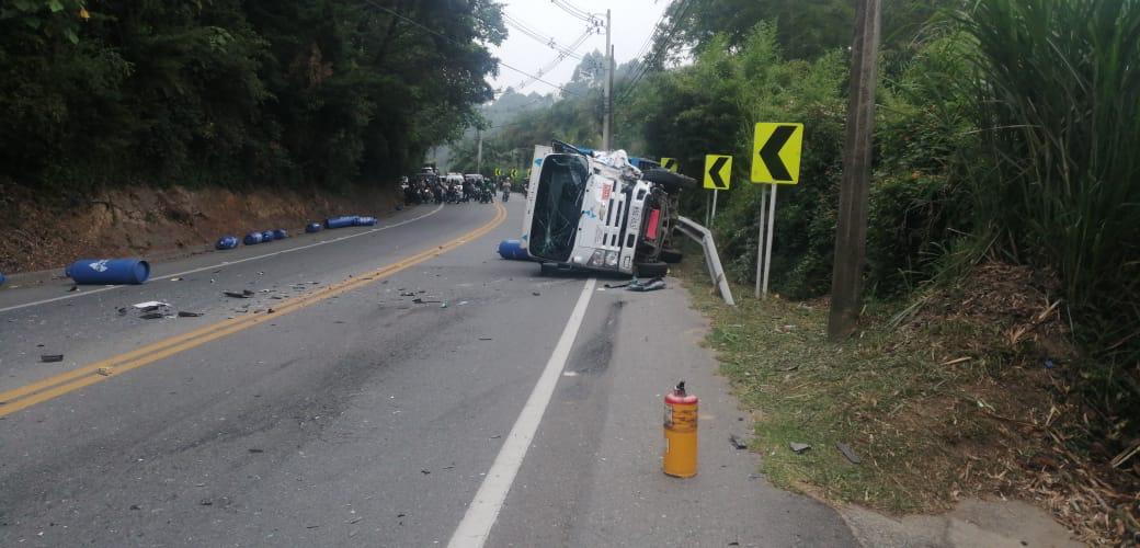Cerrada vía La Ceja- Rionegro por grave accidente donde resultó implicado un vehículo de gas.