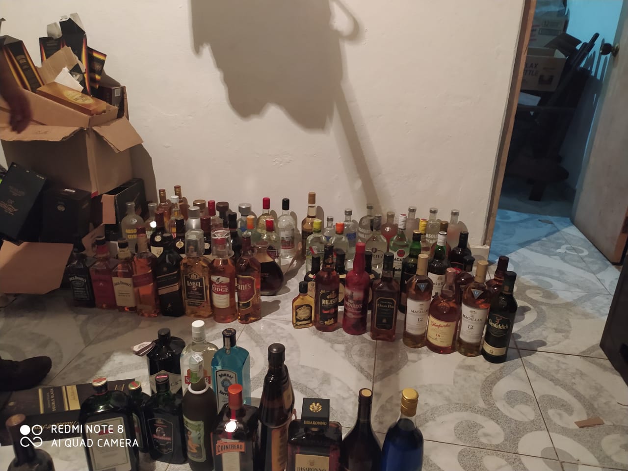 Más de 2.400 botellas de licor adulterado y de contrabando incautadas en un establecimiento de La Ceja