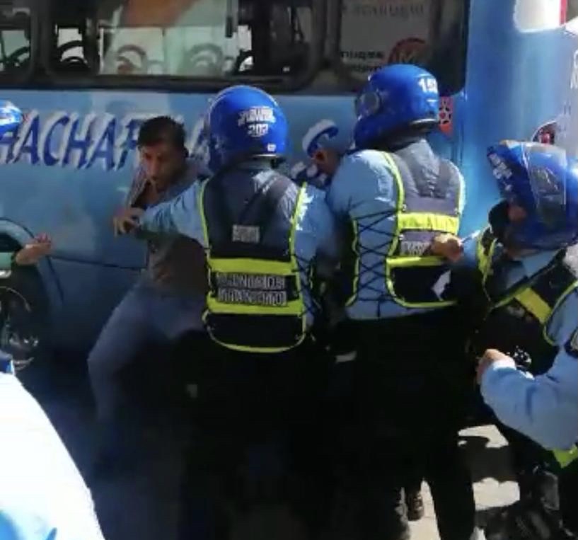 Procedimiento de rutina en Rionegro terminó en gresca entre uniformados del Tránsito y motociclista