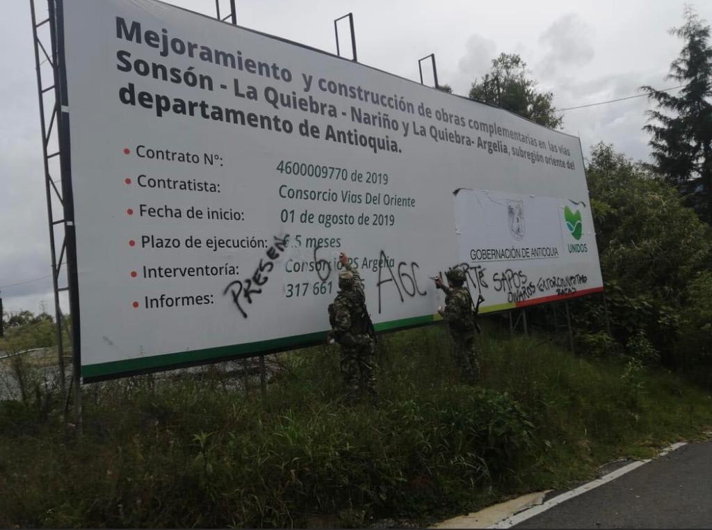 Alarmas encendidas por aparentes grafitis del “Clan del Golfo” en la autopista Medellín-Bogotá