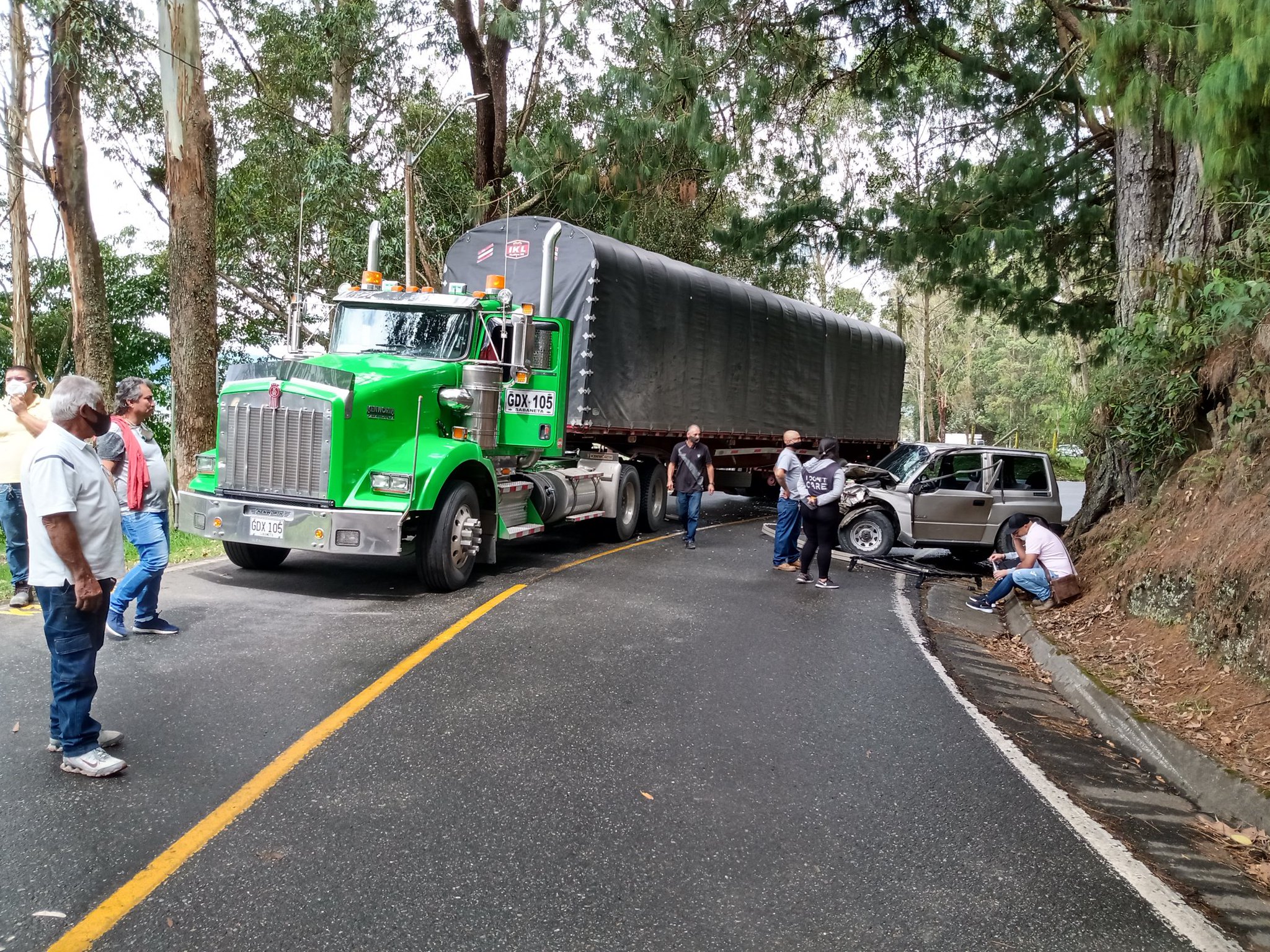 Vía La Ceja- La Unión cerrada por accidente entre campero y camión
