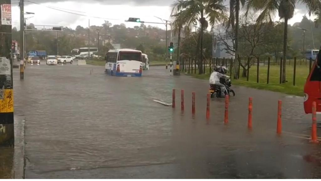 Caos en Rionegro por torrencial aguacero que causó inundaciones