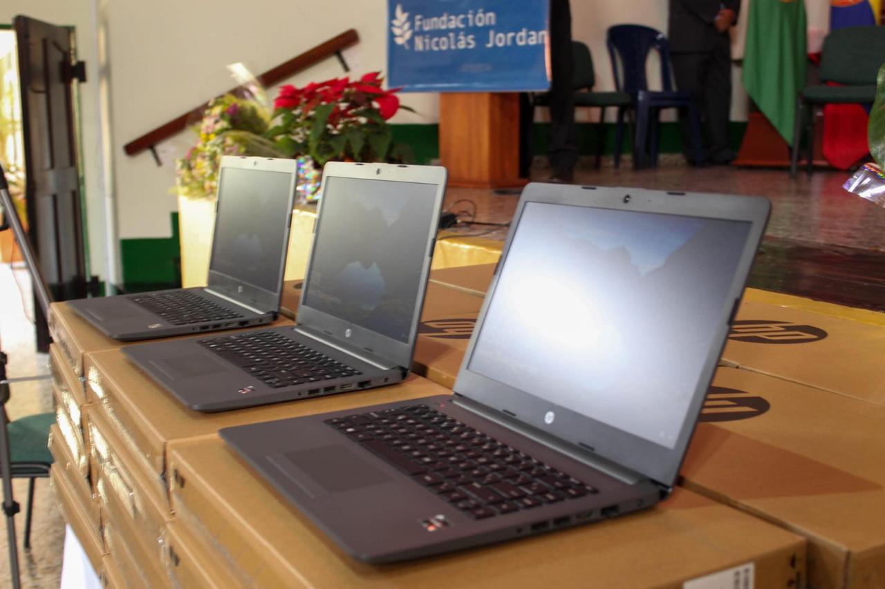600 millones de pesos en 354 computadores para la Institución Educativa La Paz