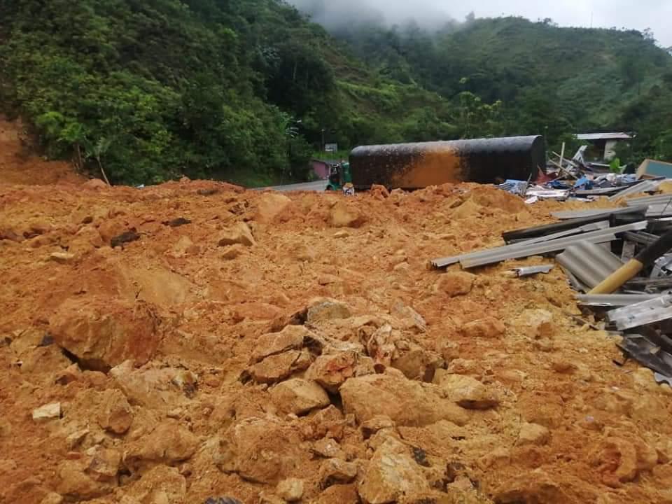 Continúa el derrumbe en la autopista Medellín-Bogotá cerca a San Luis que deja hasta ahora dos muertos