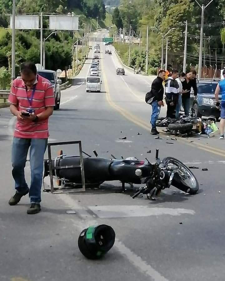 Gravemente lesionados dos motociclistas en accidente cerca al aeropuerto