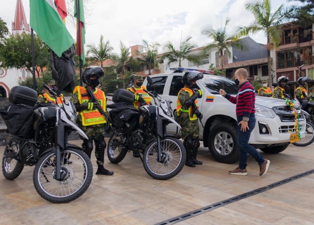 Con 4 nuevas motocicletas y una camioneta, autoridades reforzarán la seguridad de La Ceja