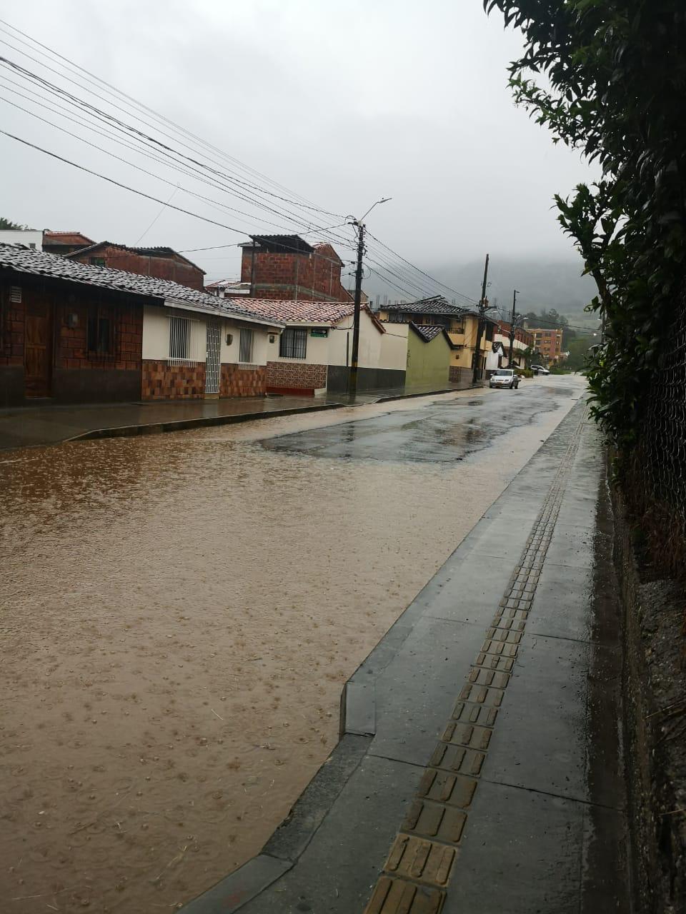 Lluvias generaron inundaciones en calles de La Ceja