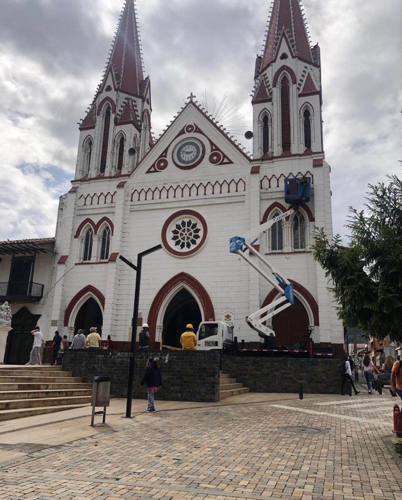 La empresa de alumbrado público de La Ceja realiza obras de remodelación de la Basílica Nuestra Señora del Carmen