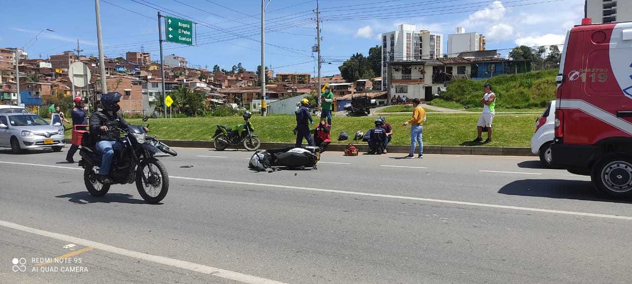 Dos motociclistas chocaron en la autopista Medellín-Bogotá
