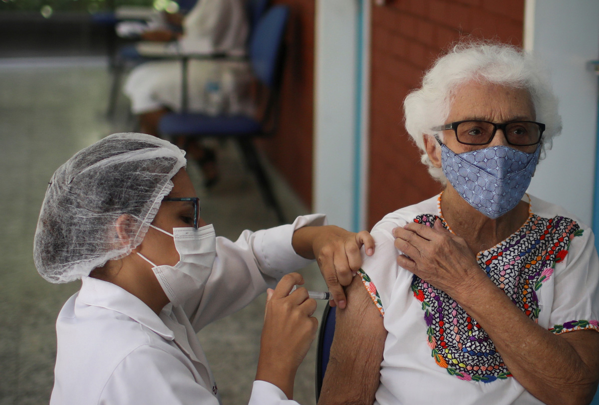 Mayores de 70 años que ya hayan recibido primera dosis de vacuna contra el Covid, deben comunicarse con las IPS.