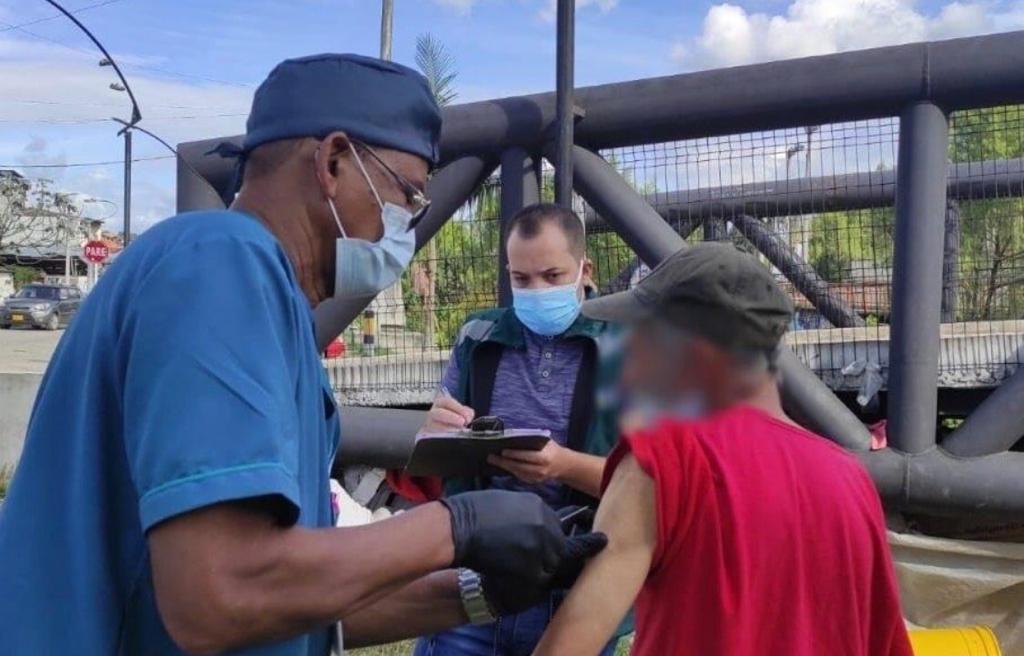 En Guarne están vacunando habitantes de calle y población carcelaria.