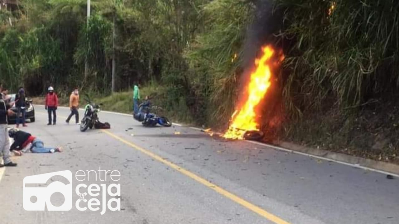 El Peñol: Una moto explotó tras el choque de dos motociclistas.