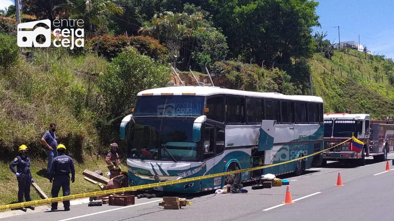 Conductor de bus falleció mientras intentaba cambiar una llanta; el vehículo le cayó encima.