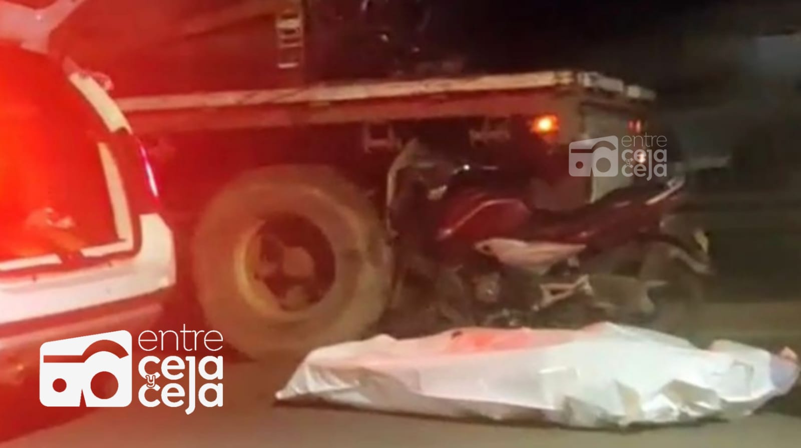 Motociclista falleció en aparatoso accidente,quedó incrustado en el trailer de una mula.