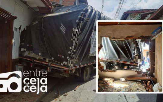 El Retiro: en delicado estado mujer atropellada por un camión que derribó una casa.