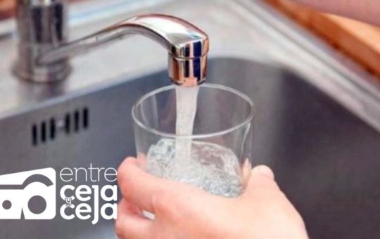 Fuga de agua mantiene sin servicio de acueducto a varios usuarios en Rionegro.