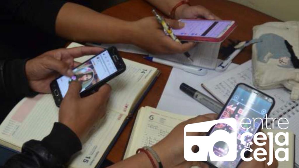 Proyecto en el Congreso busca regular el uso de celulares en los colegios.