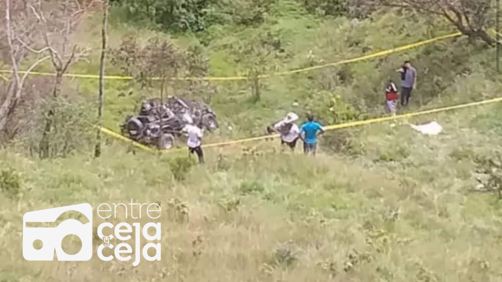 Vehículo se salió de una vía en Guatapé y rodó por abismo, hay dos muertos.