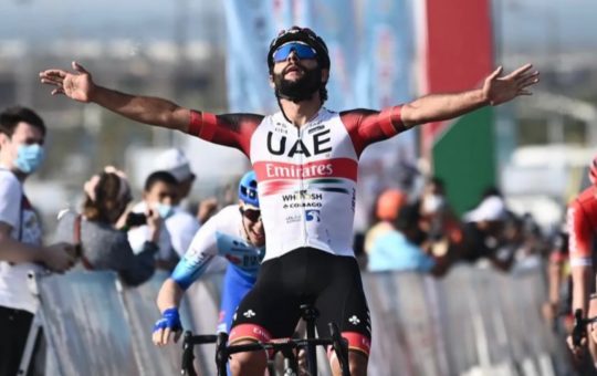 ¡Orgullo cejeño! Fernando Gaviria se estrenó con victoria y liderato en el Tour de Omán.