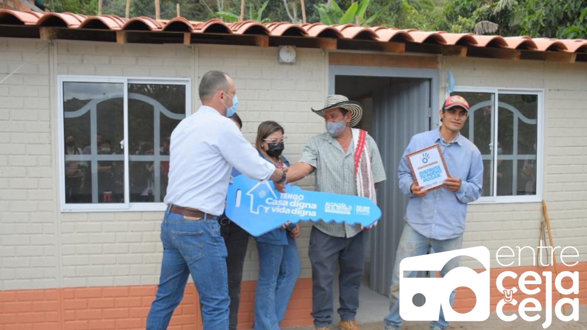 Alcaldía entrega cuatro viviendas a familias campesinas en zona rural de El Retiro.