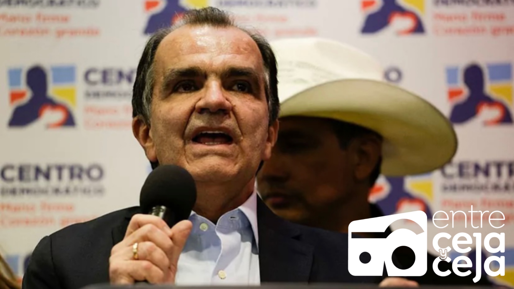 Oscar Iván Zuluaga renuncia a su candidatura a la presidencia para apoyar a Fico Gutiérrez.