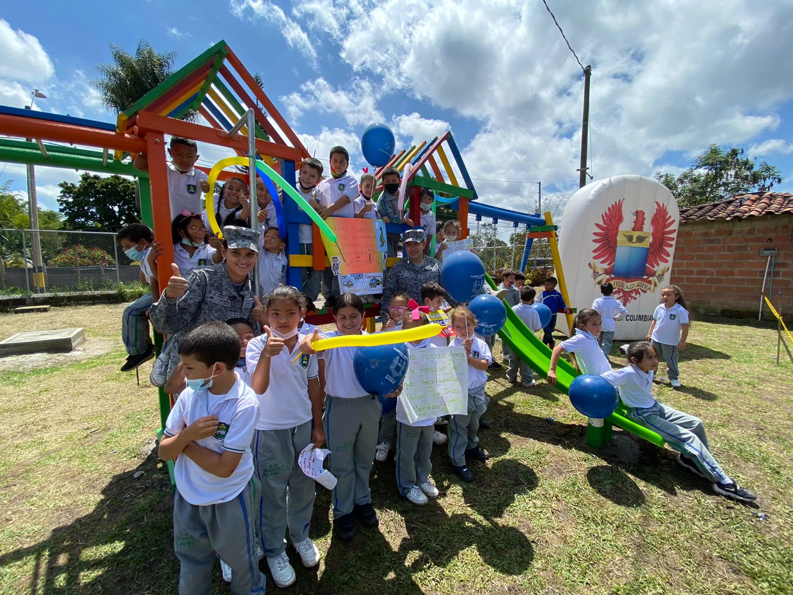 Rionegro: Fuerza Aérea le regaló un parque infantil a niños de una vereda