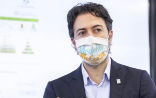 Alcalde de Medellín sugiere eliminar el uso del tapabocas en espacios cerrados