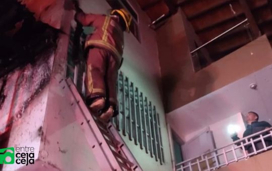 Una persona quedó atrapada en medio de un incendio en una casa en Marinilla