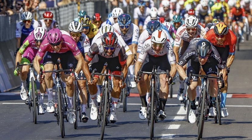 Con definición de foto finish, Fernando Gaviria quedó segundo en la etapa 11 del Giro de Italia