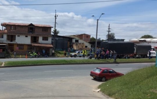 Adulto mayor muere arrollado por un furgón en la autopista Medellín- Bogotá