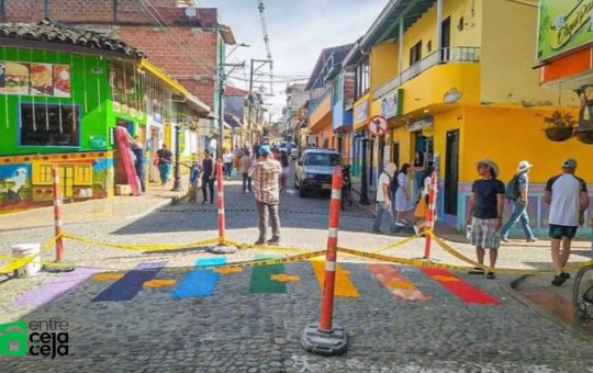 Guatapé homenajea a la población LGBTIQ+ pintando sus calles de colores