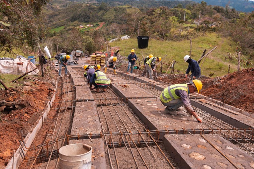 En El Santuario avanzan las obras de construcción de 1.900 metros de placa huella para el área rural