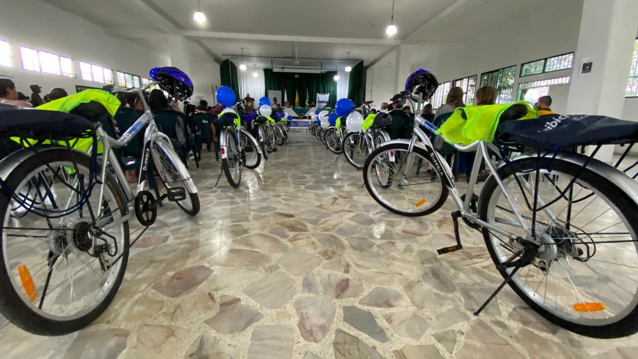 A 57 niños de veredas de Marinilla le regalaron bici para ir a estudiar
