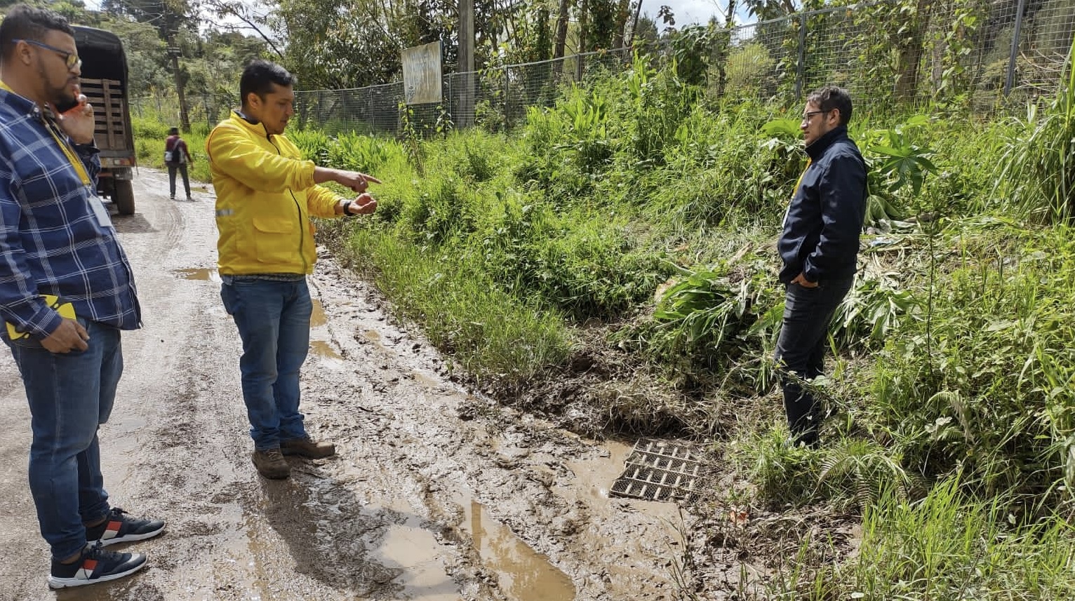 El Carmen: Inician obras de mitigación de inundación en la vía hacia Alto Grande