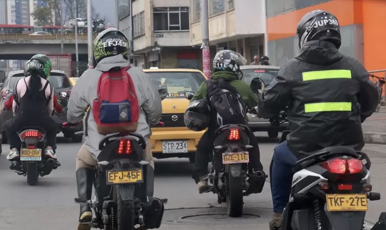 Motociclistas en Colombia ya no tendrán que llevar marcada su placa en los cascos