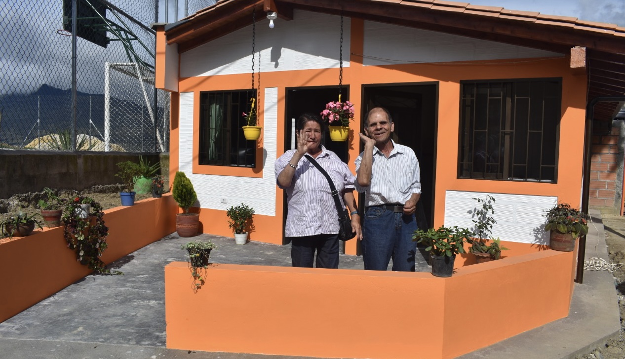 Sonsón: Le regalaron casita al mejor reciclador de Colombia