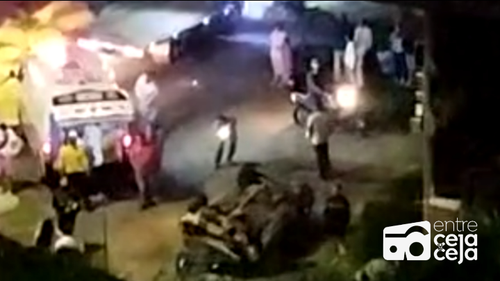 Rionegro: En grave estado conductor de vehículo que cayó de un barranco con su familia