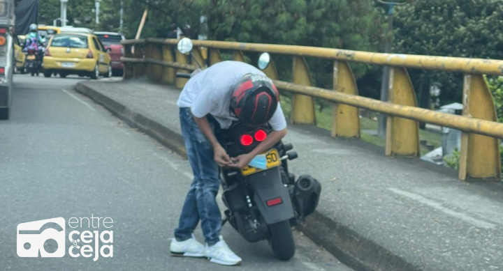 Medellín: Tapar la placa con un tapabocas, el hábito que están tomando los motociclistas