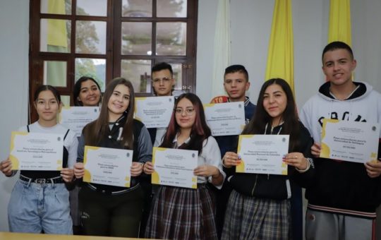 Estudiantes de La Ceja recibieron pines gratuitos para presentarse a la universidad