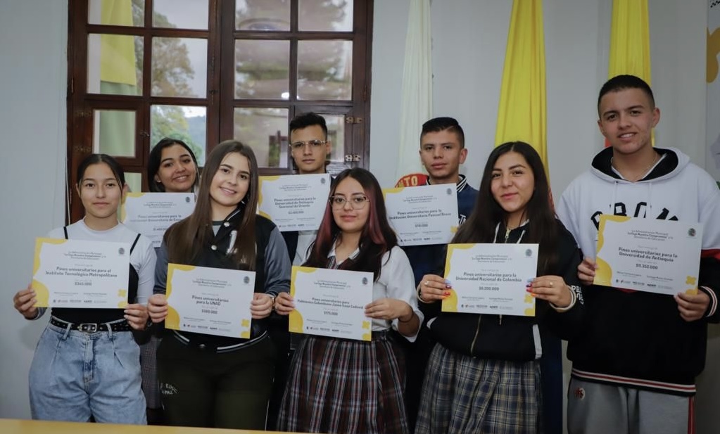 Estudiantes de La Ceja recibieron pines gratuitos para presentarse a la universidad