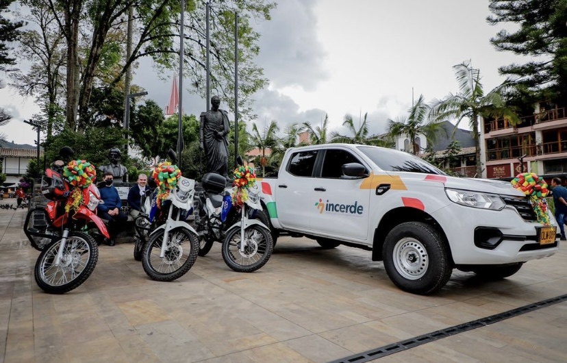 Alcaldía de La Ceja entregó vehículos a entidades de la Administración