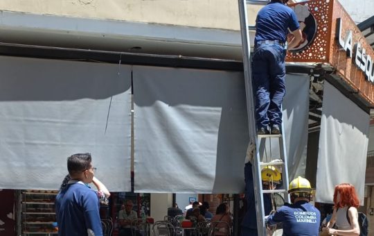 Bomberos de Marinilla rescataron a gatico atrapado en un techo