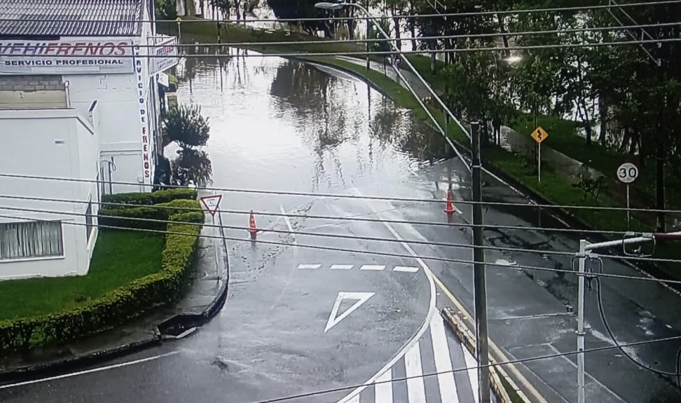 Caos en vías de Rionegro por inundaciones en el municipio