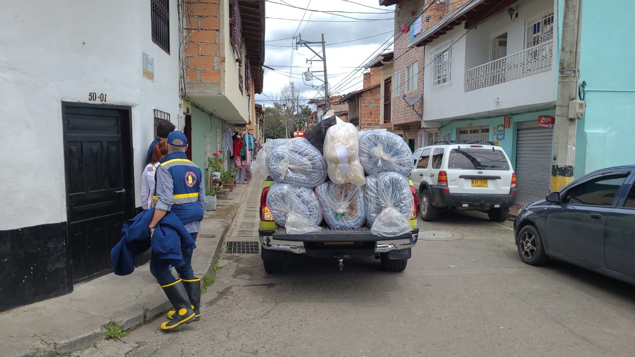 Avanza la entrega de ayudas humanitarias a damnificados por el invierno en Rionegro