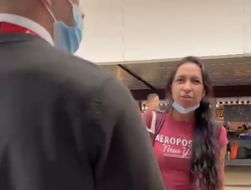 Rionegro: Pasajera golpeó a una azafata porque le pidió que usara tapabocas