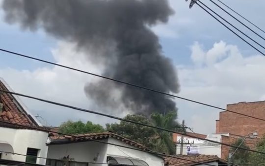 Una avioneta se estrelló contra una zona residencial de Medellín